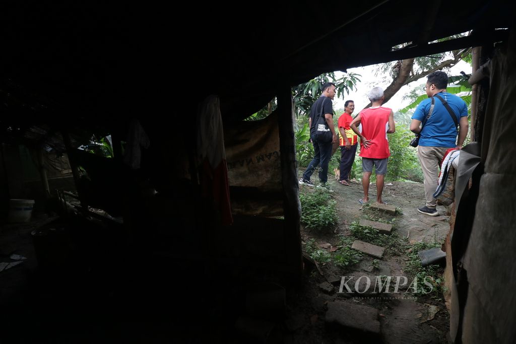Halaman belakang rumah Ahmad Muslim di Desa Tanjungmekar, Kecamatan Karawang Barat, Kabupaten Karawang, Jawa Barat, Sabtu (4/2/20223). Lokasi rumahnya di bantaran Sungai Citarum membuat Ahmad dan keluarganya kerapkali dilanda bencana banjir.