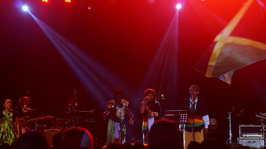 Musisi asal Ghana, Afro Moses yang diiringi grup band reggae Bali, Soul Rebel tampil dalam Suryanation Maumere Jazz Fiesta Flores 2017 yang digelar di area grasstrack Wairita-Kesisi di timur Kota Maumere, Sabtu (28/10). Dua tahun terakhir, festival musik jazz rutin digelar di kota ini dengan mendatangkan artis-artis dalam dan luar negeri. Langkah ini dilakukan untuk memajukan Maumere di lingkup nasional maupun internasional.