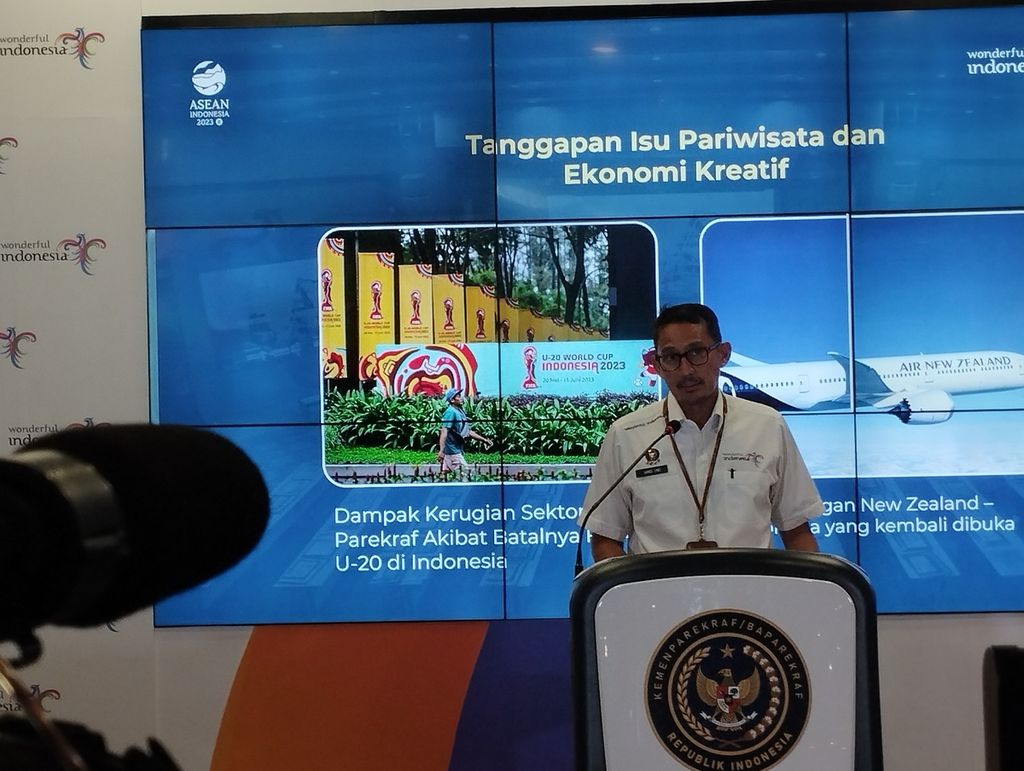 Menteri Pariwisata dan Ekonomi Kreatif/Kepala Badan Pariwisata dan Ekonomi Kreatif Sandiaga S Uno saat konferensi pers mingguan, Senin (3/4/2023), di Jakarta.