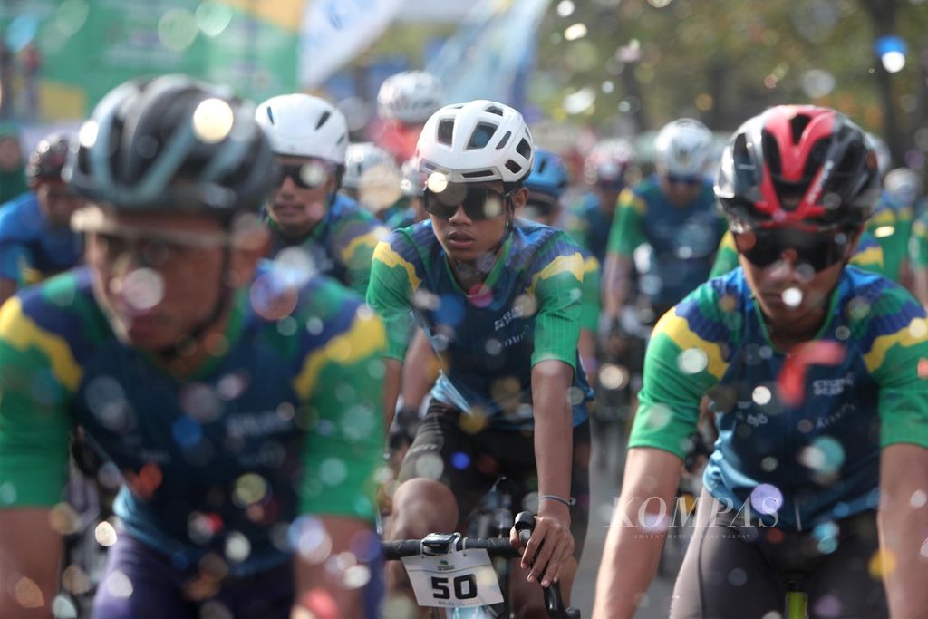 Peserta balap sepeda Cycling de Jabar 2022 meninggalkan garis start untuk memulai etape kedua di Rancabuaya, Garut, Jawa Barat, Minggu (28/8/2022). Cycling de Jabar digelar salah satunya untuk mempromosikan potensi pariwisata, ekonomi, kesenian, dan kebudayaan di wilayah pesisir Jawa Barat selatan. 