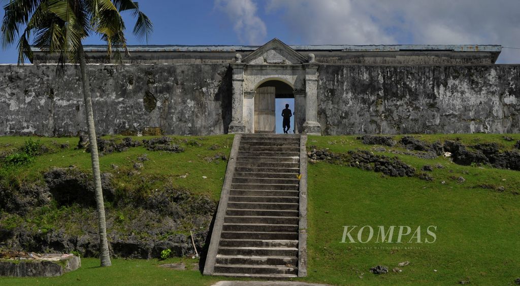 Pintu gerbang Benteng Duurstede di Pulau Saparua, Maluku Tengah, Maluku, Jumat (21/6/2013). Benteng ini dibangun pada 1676 oleh Arnold de Vlaming Van Duuds Hoorn. Pada masa penjajahan kolonial benteng yang juga digunakan untuk gudang penyimpanan rempah rempah ini menjadi saksi sejarah perlawanan rakyat Saparua yang dipimpin Kapitan Pattimura.