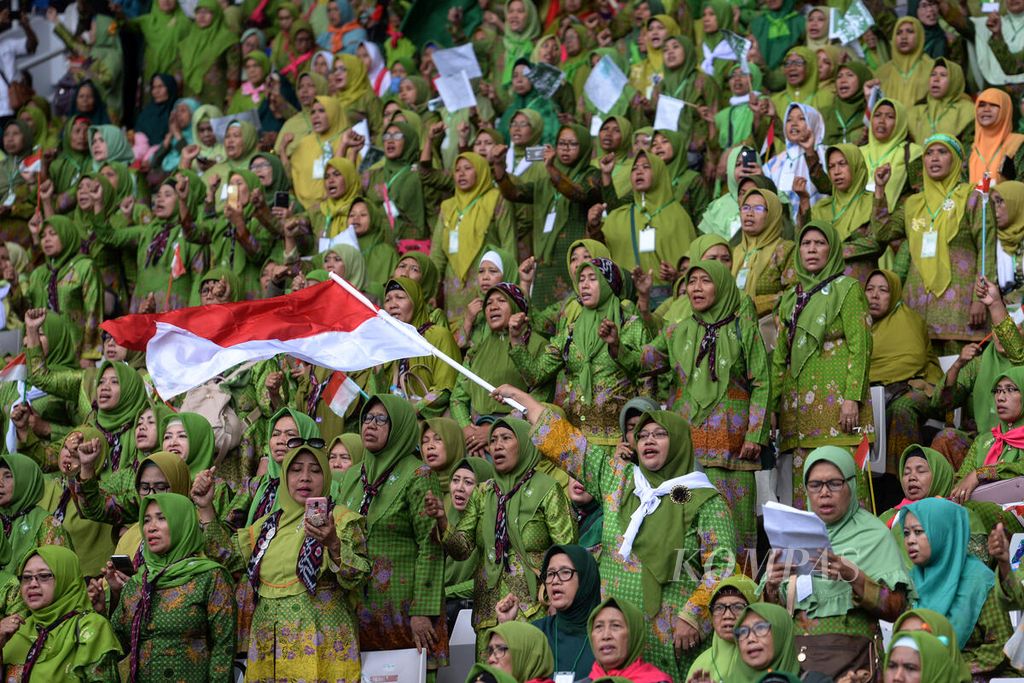 Umat menghadiri puncak peringatan Hari Lahir (Harlah) Ke-73 Muslimat Nahdlatul Ulama (NU) di Stadion Gelora Bung Karno (GBK), Jakarta, Minggu (27/1/2019). 