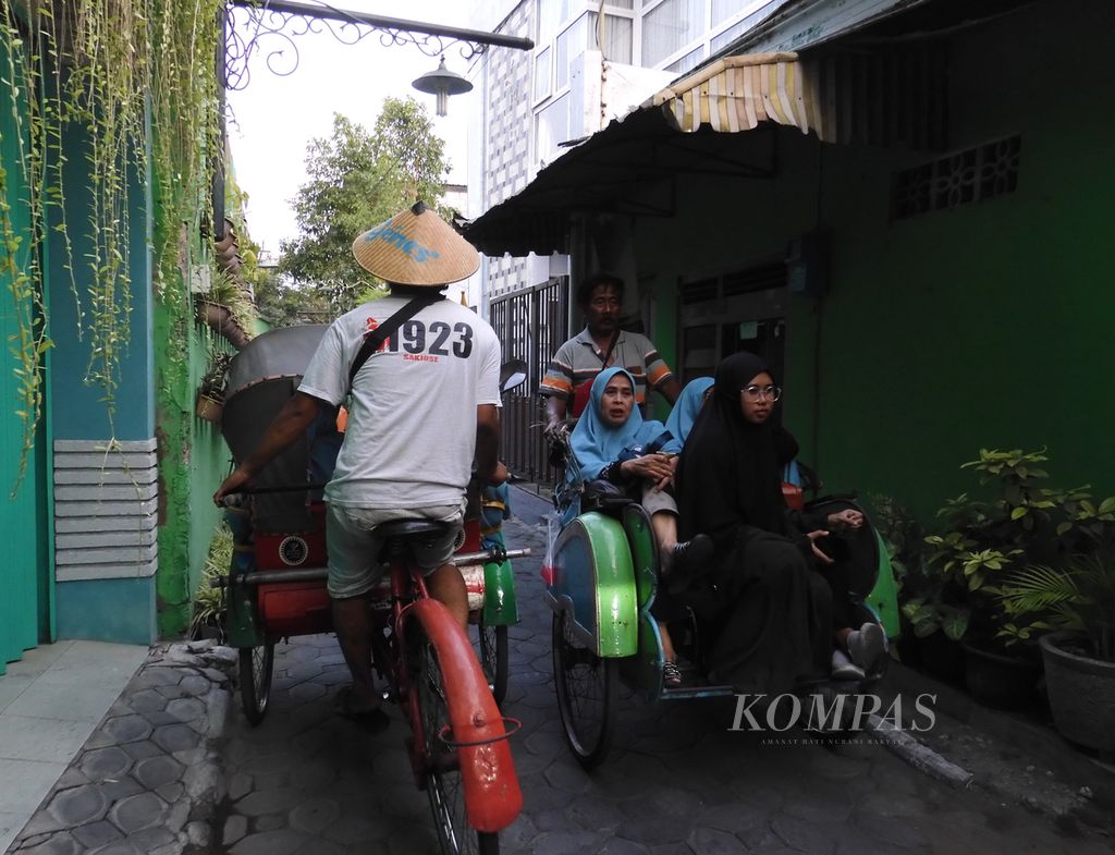 Menuju toko batik di Kampung Wisata Batik Kauman, Surakarta, November 2023.  