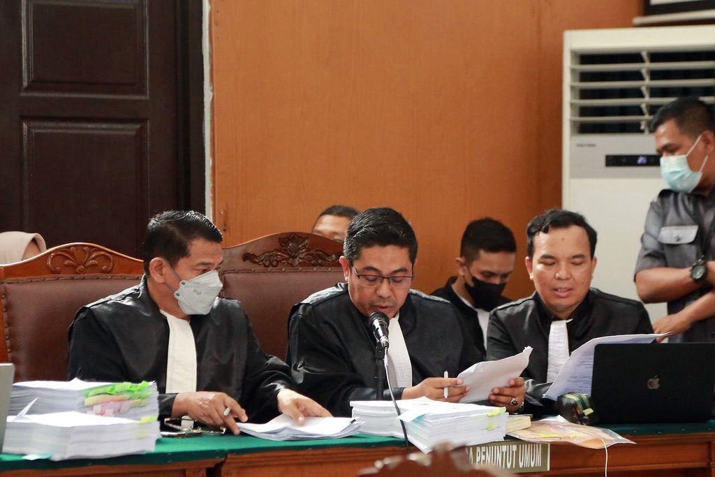 Jaksa penuntut umum (JPU) membacakan profil dari 12 saksi yang dihadirkan dalam sidang lanjutan terdakwa kasus pembunuhan Brigadir J (Nofriansyah Yosua Hutabarat) Richard Eliezer di Pengadilan Negeri, Jakarta Selatan, Selasa (25/10/2022). 