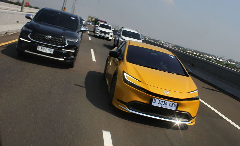 All New Toyota Prius dan Toyota Kijang Innova Zenix HEV dalam perjalanan dari Jakarta menuju Cirebon, Senin (26/8/2024).