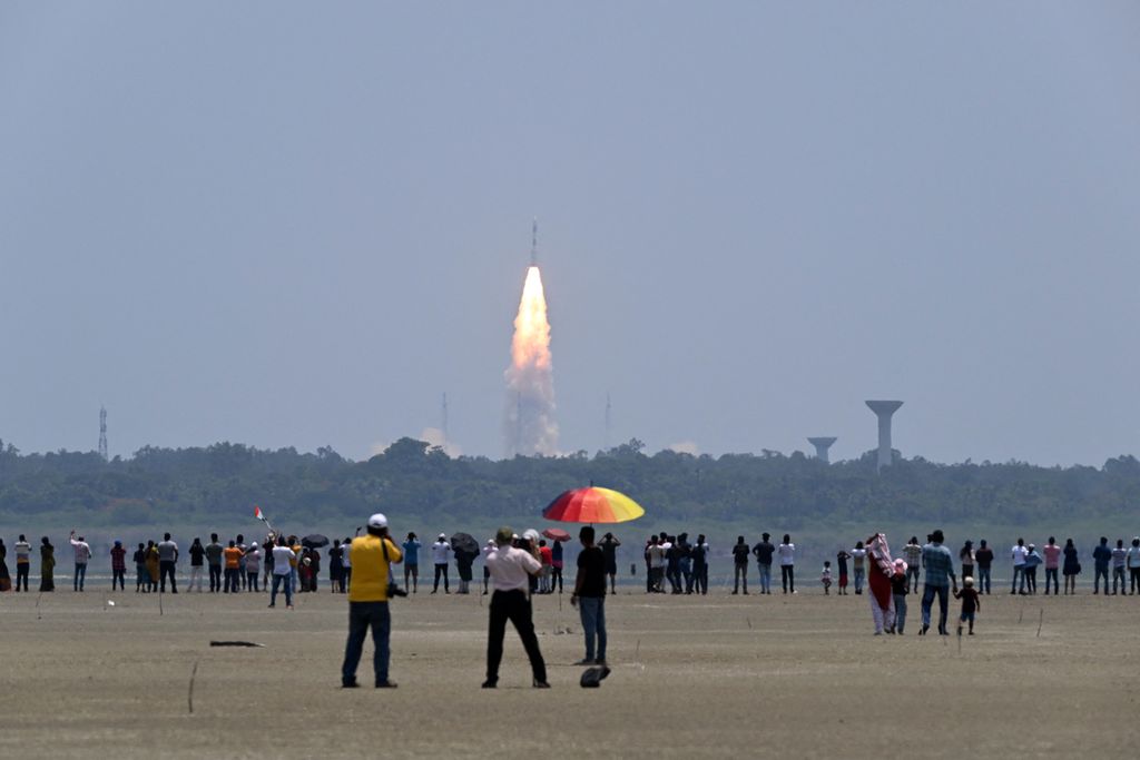 Warga menyaksikan roket PSLV XL yang membawa pesawat ruang angkasa Aditya-L1, observatorium luar angkasa India pertama yang mempelajari Matahari, diluncurkan dari Pusat Luar Angkasa Satish Dhawan di Sriharikota, Sabtu (2/9/2023). 