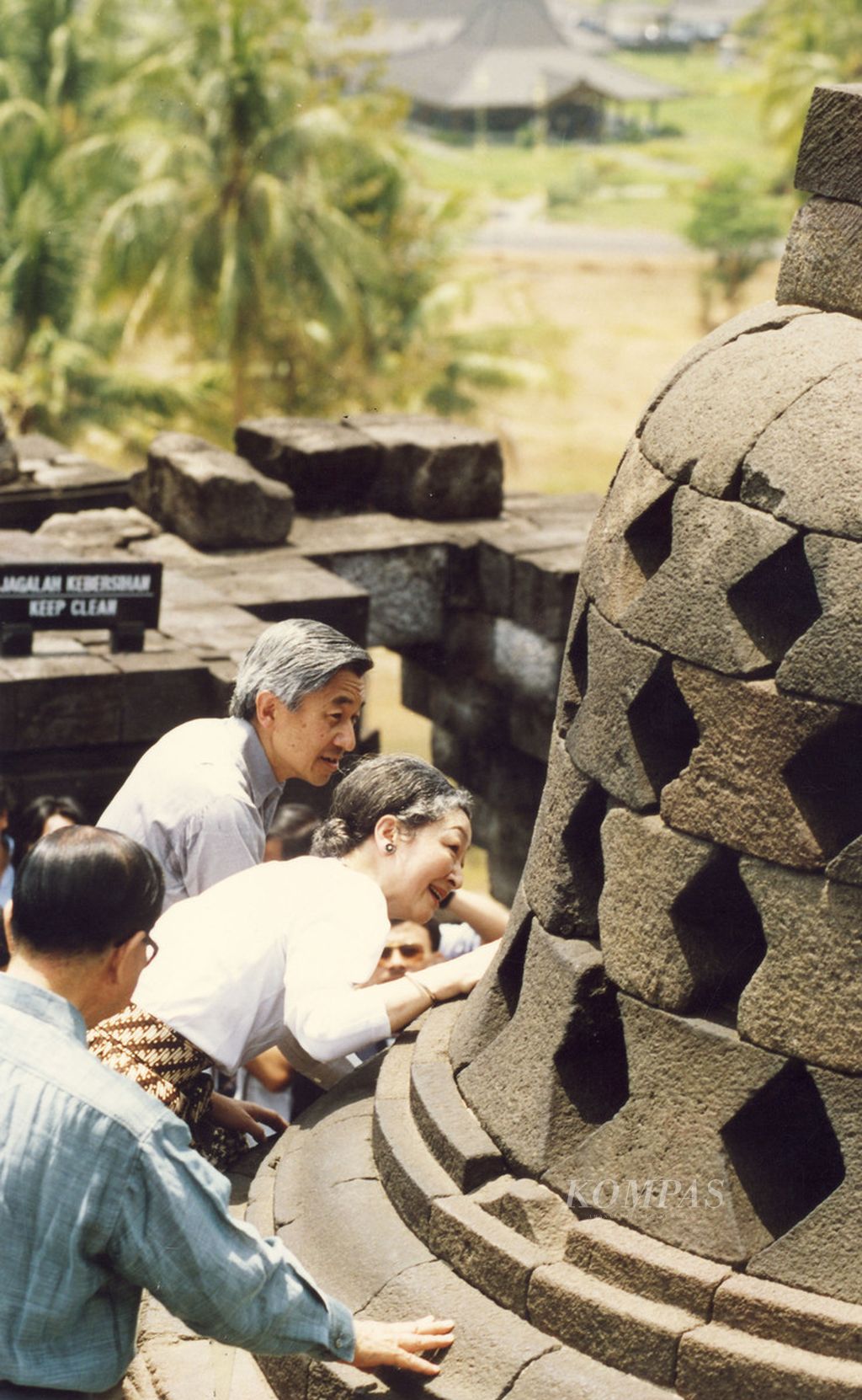 Kaisar Jepang Akihito dan Permaisuri Michiko melihat stupa Candi Borobudur, Kabupaten Magelang, Jawa Tengah, Sabtu (5/10/1991).