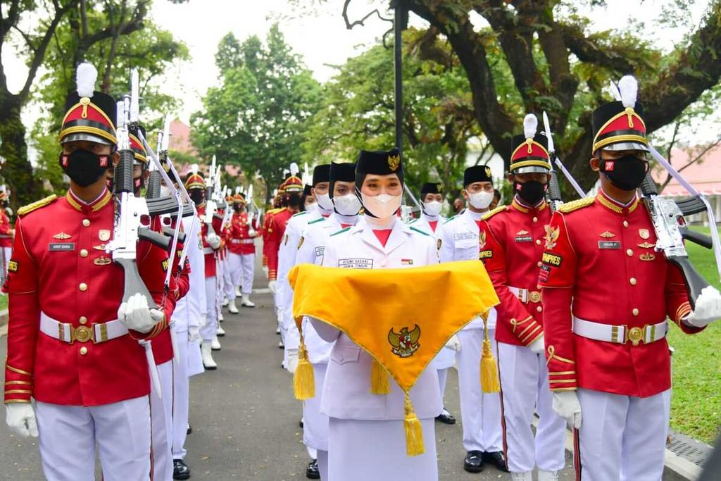 Tim Pancasila Sakti menjalankan tugasnya sebagai Paskibraka dalam Upacara Penurunan Bendera Negara Sang Merah Putih pada Rabu sore, 17 Agustus 2022, di halaman Istana Merdeka. 