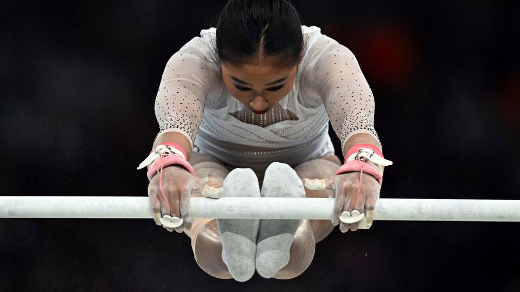 Pesenam Rifda Irfanaluthfi beraksi pada alat palang bertingkat saat kualifikasi senam artistik Olimpiade Paris 2024 di Stadion Bercy Arena, Minggu (28/7/2024).