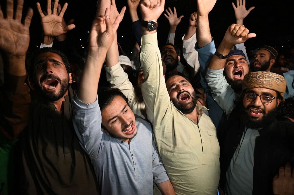 Para pendukung kubu oposisi berteriak-teriak menentang posisi Perdana Menteri Imran Khan di luar parlemen Pakistan di Islamabad, Minggu (10/4/2022). Imran Khan tergusur dari posisinya setelah parlemen melakukan aksi mosi tidak percaya atas pemerintahannya.  