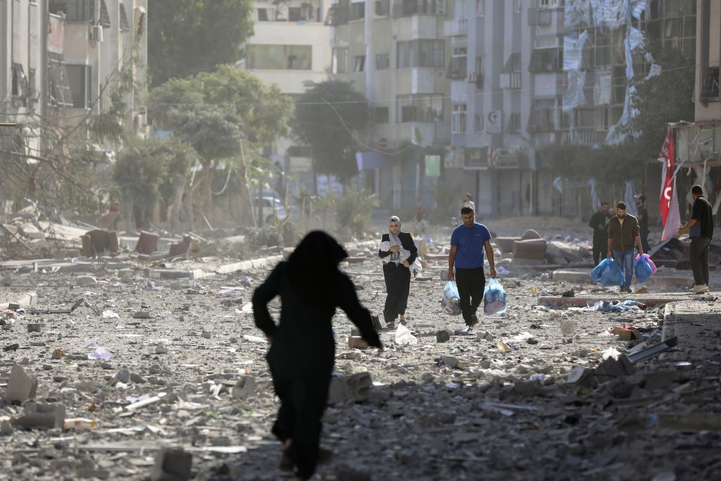Warga Palestina meninggalkan rumahnya seiring meningkatnya serangan bom dari Israel di Jalur Gaza, 30 Oktober 2023. 