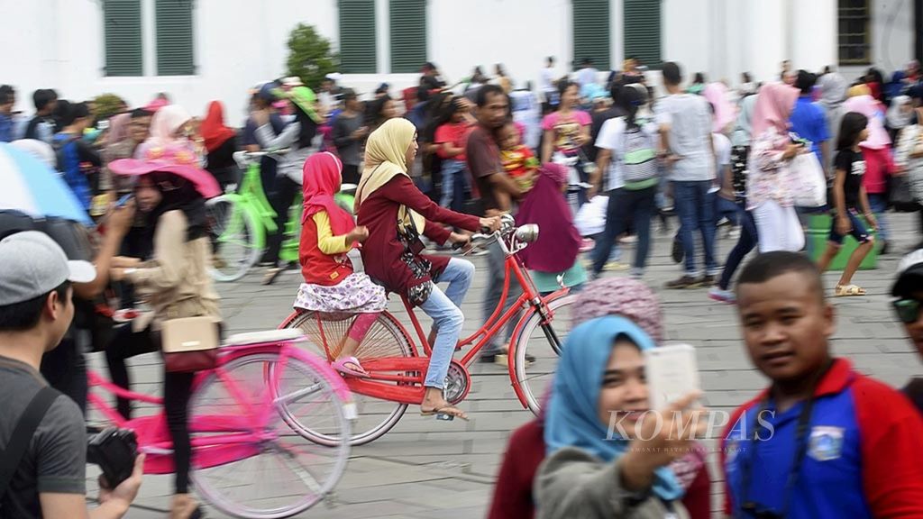 Wisatawan yang memanfaatkan libur Natal memadati kawasan Kota Tua di Jakarta, Minggu (25/12). Pada hari libur, kawasan wisata gratis tersebut selalu dipadati wisatawan yang banyak datang dari daerah sekitar Jakarta.