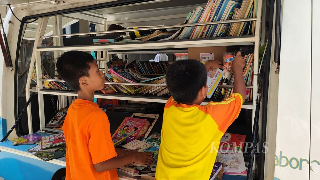 Anak-anak SD Negeri Jagakarsa 06 Pagi memilih buku bacaan dari mobil literasi keliling yang dikelola Sanggar Anak Akar di ruang studi kolektif dan ekosistem seni rupa, Gudskul pada Selasa (26/9/2023).
