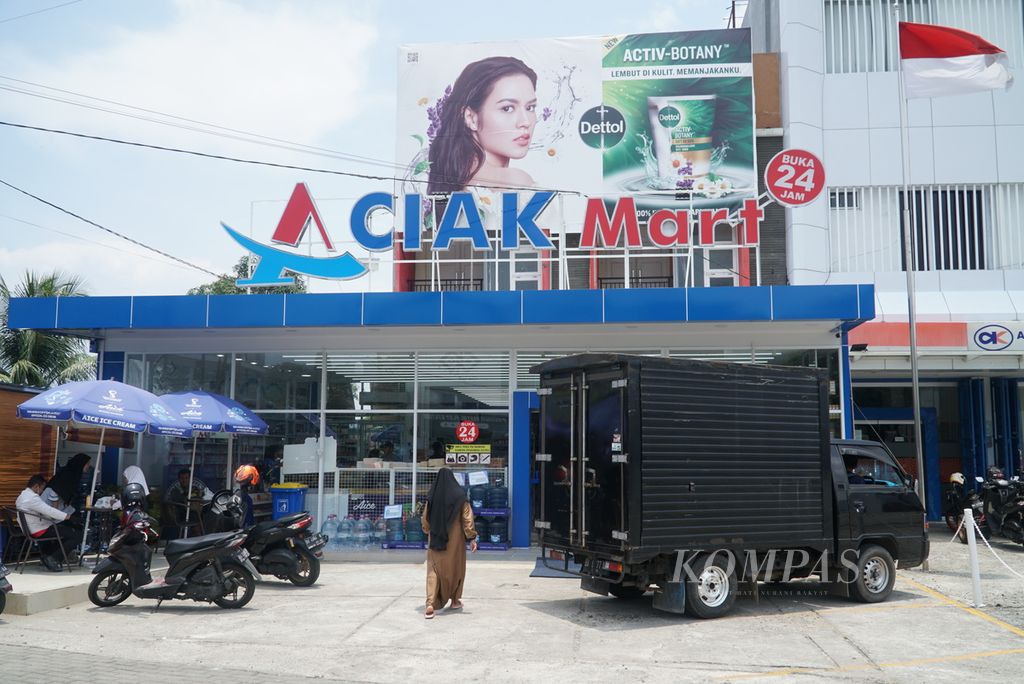Front view of Aciak Mart Proclamation branch, Padang City, West Sumatra (West Sumatra), Monday (20/3/2023). Aciak Mart is one of the modern retailers owned by local entrepreneurs which has grown rapidly in recent years.