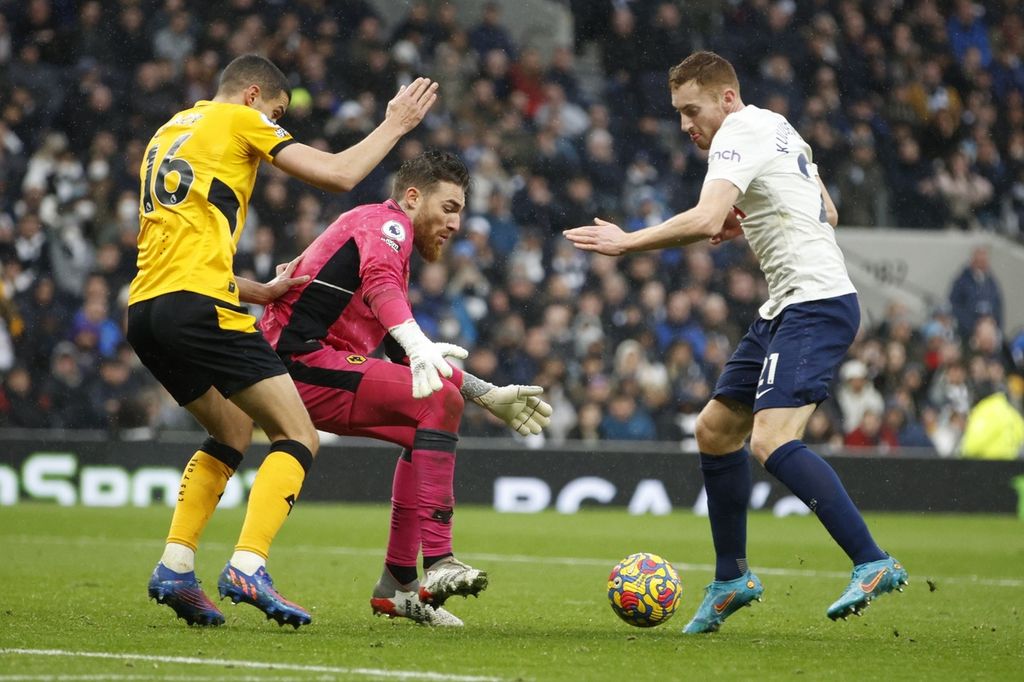 Kiper Wolverhampton Wanderers, Jose Sa, dengan bantuan Conor Coady (kiri), menyelamatkan gawangnya dari ancaman pemain Tottenham Hotspur, Dejan Kulusevski (kanan), dalam laga Liga Inggris di Stadion Tottenham Hotspur, London, Senin (13/2/2022) dini hari WIB. Spurs kalah, 0-2, pada laga itu.