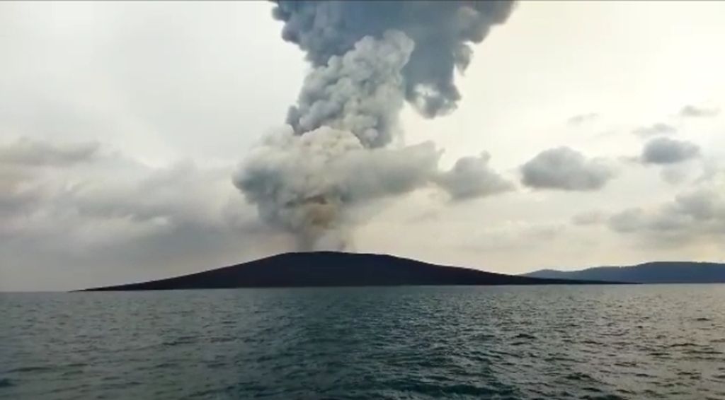 Gunung Anak Krakatau mengalami erupsi pada Jumat (17/6/2022) siang.