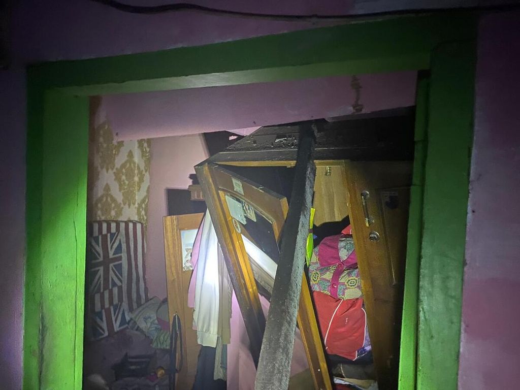BPBD Kota Malang dan petugas terkait berkoordinasi dengan Suyono, pemilik rumah yang tertimpa tembok rubuh, setelah terjadi hujan deras di Kota Malanfg pada Sabtu (25/11/2023).