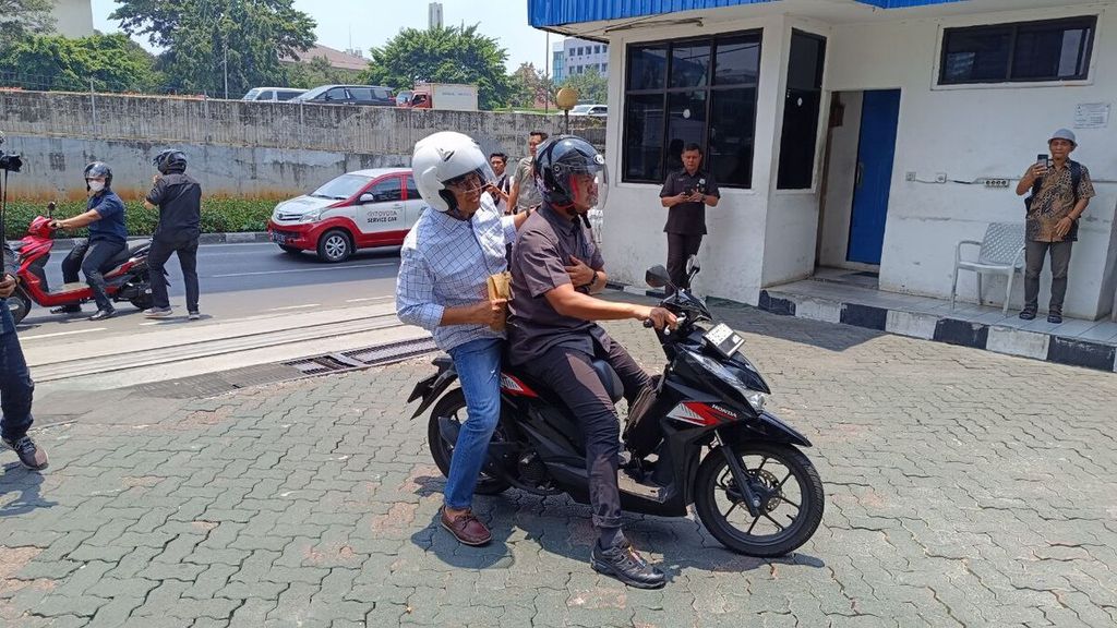 Bakal calon presiden dari Koalisi Perubahan Anies Baswedan mengendarai sepeda motor untuk mengurus dokumen Surat Keterangan Catatan Kepolisian (SKCK) di di Loket Pelayanan Masyarakat Badan Intelkam Polri di Gedung Tripatra, Cilandak, Jakarta Selatan, Senin (25/9/2023).