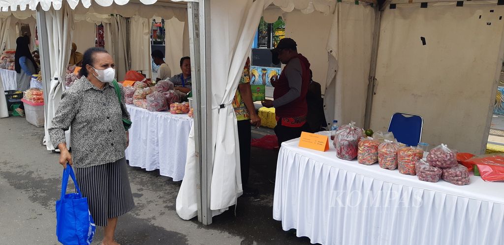 Tampak salah seorang warga yang berbelanja dalam kegiatan pasar murah di Taman Imbi Jayapura, Papua, Kamis (8/12/2022).