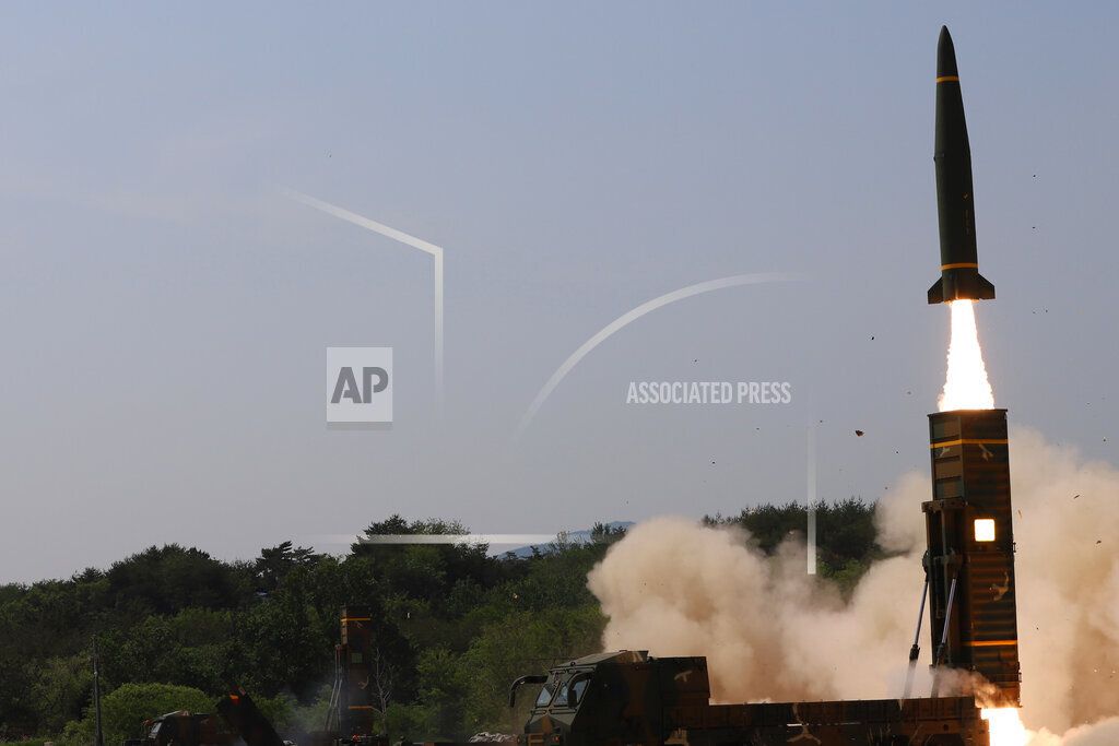 Dalam foto yang diedarkan oleh Kementerian Pertahanan Korea Selatan ini menunjukkan rudal yang ditembakkan dari lokasi rahasia di Korsel. Penembakan dalam rangka latihan gabungan bersama militer Amerika Serikat pada hari Rabu (25/5/2022). 