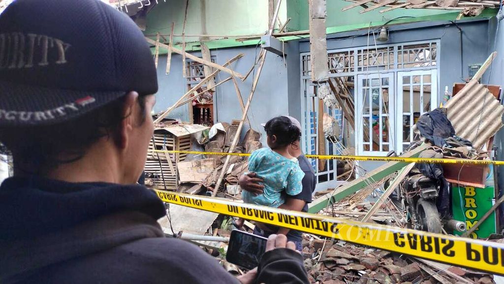 Sejumlah warga melihat kondisi rumah yang rusak akibat ledakan bahan petasan di Dusun Junjungan, Desa Giriwarno, Kecamatan Kaliangkrik, Kabupaten Magelang, Jawa Tengah, Senin (27/3/2023).  Akibat ledakan itu, 1 orang warga dilaporkan meninggal, 5 orang luka-luka, dan sekitar 20 rumah mengalami kerusakan.