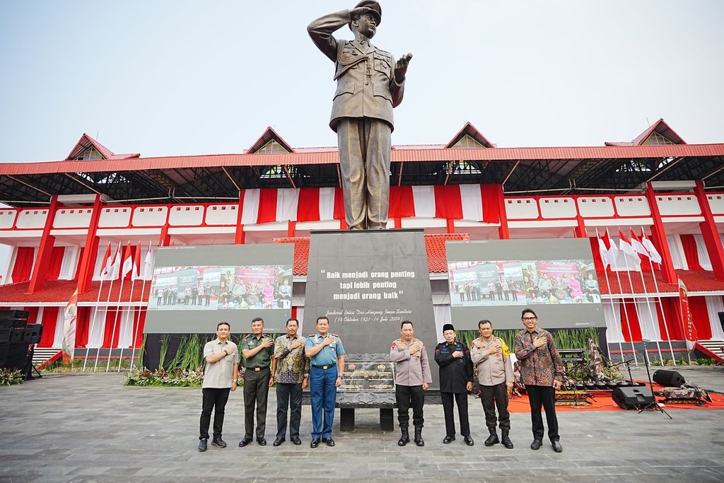 Kepala Kepolisian Negara Republik Indonesia Jenderal Listyo Sigit Prabowo meresmikan Monumen Jenderal Polisi Hoegeng Iman Santoso di Pekalongan, Jawa Tengah, Sabtu (11/11/2023).