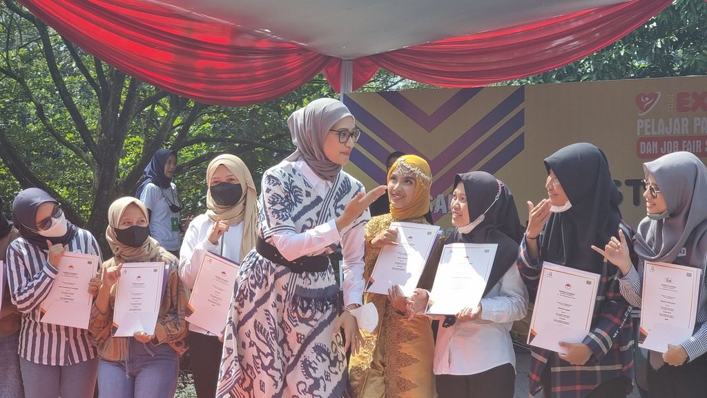 Staf Khusus Presiden Bidang Sosial Angkie Yudistia (tengah) menuturkan terima kasih dengan bahasa isyarat kepada para siswa penerima penghargaan dalam Festival Gerakan Disabilitas Muda Berdaya dalam Bekerja dan Berkarya (Garuda Jaya), di Gedung Sate, Kota Bandung, Kamis (14/7/2022).