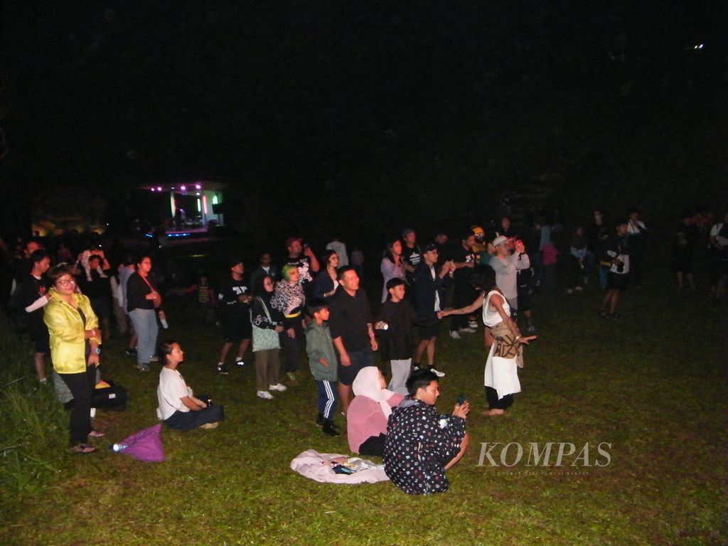 Penonton RRRec Fest in the Valley 2023 menikmati konser di Sukabumi, Jawa Barat, Sabtu (7/10/2023).