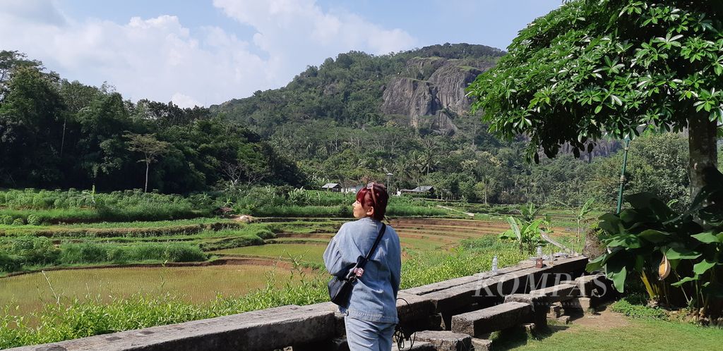 Wisatawan berfoto dengan latar pemandangan gunung api purba di Desa Nglanggeran, Kecamatan Patuk, Kabupaten Gunungkidul, Daerah Istimewa Yogyakarta, Kamis (2/5/2024).