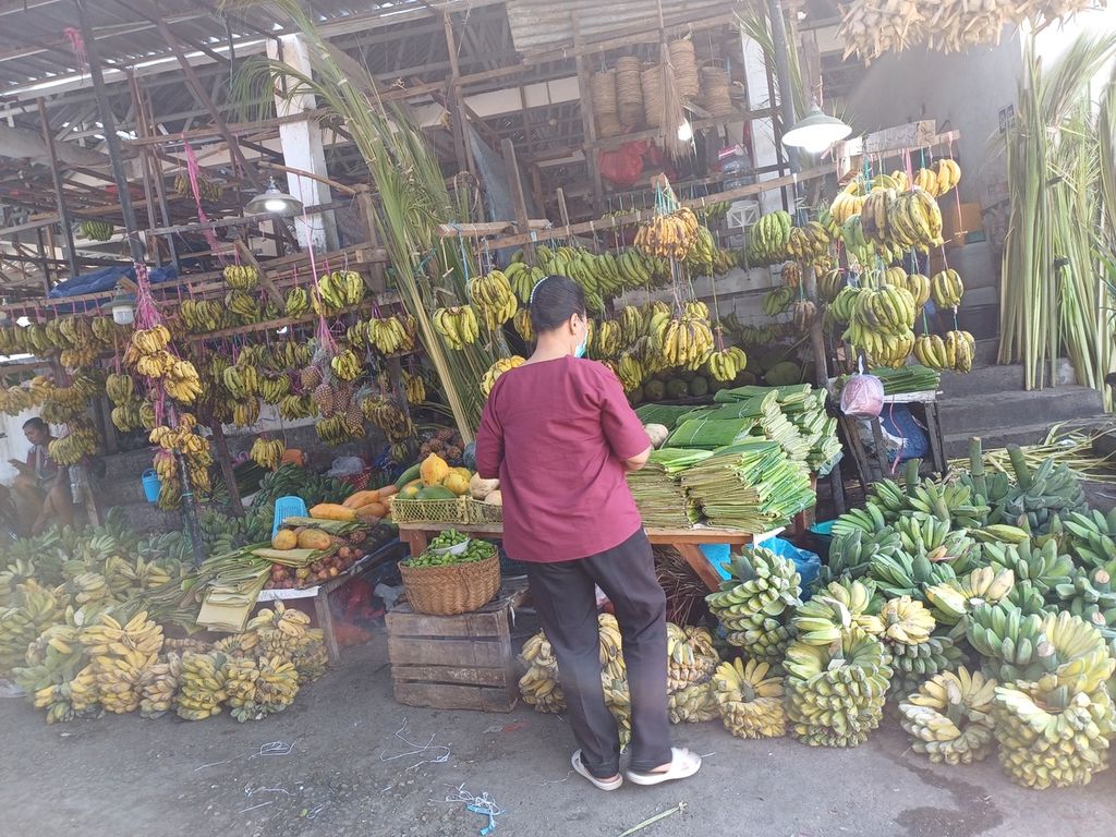 Aneka pisang sebagai pangan lokal dijual di Pasar Naikoten, Kota Kupang, Sabtu (7/10/2023). Sampai tahun 1990, pisang sangat masak dapat diberikan kepada anak bayi sebagai pendamping ASI, terutama di desa-desa.