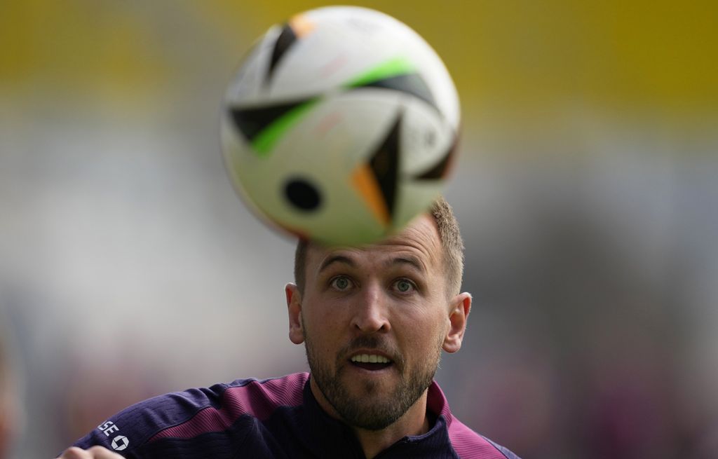 Striker Inggris, Harry Kane, mengontrol bola saat latihan menjelang laga Grup C Piala Eropa di Jena, Jerman, 11 Juni 2024. Inggris bakal melawan Serbia, Senin (17/6/2024).