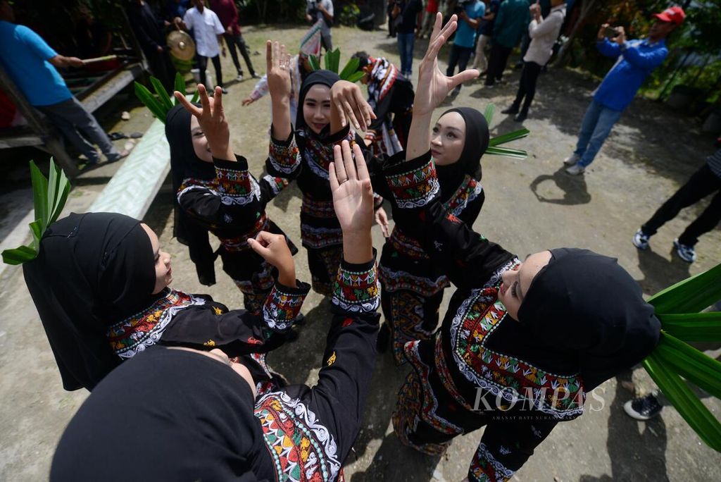 Remaja perempuan membawakan tari munalo pada Festival Panen Kopi Gayo 2023 di Desa Paya Tumpi Baru, Kecamatan Kebayakan, Kabupaten Aceh Tengah, Aceh, Sabtu (25/11/2023).