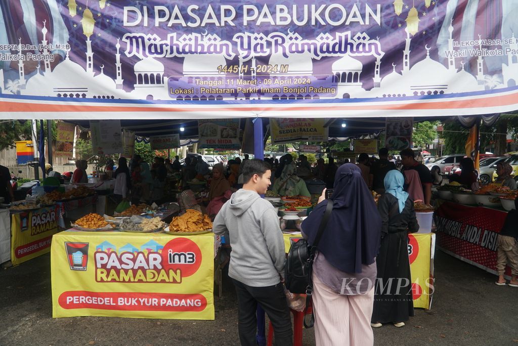 Warga berkunjung ke pasa pabukoan di pelataran parkir Ruang Terbuka Hijau Imam Bonjol, Kota Padang, Sumatera Barat, Selasa (26/3/2024) sore. 