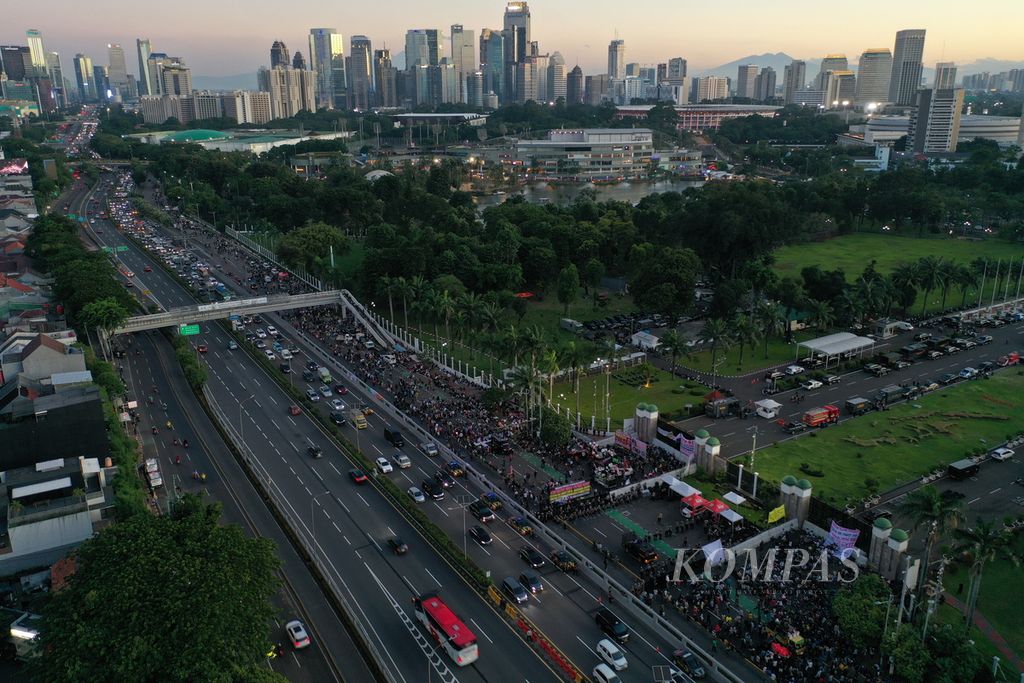 Aksi unjuk rasa dua kubu di depan DPR RI, Jalan Gatot Subroto, Jakarta Pusat, Selasa (19/3/2024). Polisi menutup Jalan Gatot Subroto selama berlangsungnya unjuk rasa yang digelar oleh Gerakan Penegak Kedaulatan Rakyat dan Koalisi Nasional Penyelamat Demokrasi.
