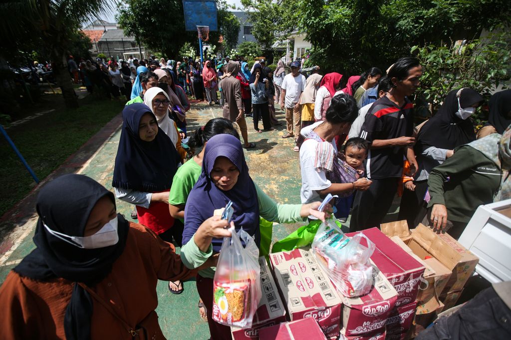 Antusiasme masyarakat yang hendak berbelanja bahan makanan murah di Ruang Publik Terpadu Ramah Anak Manunggal, Pesanggrahan, Jakarta, Senin (18/3/2024). Pasar murah tersebut diserbu warga di tengah tingginya sejumlah harga bahan makanan.