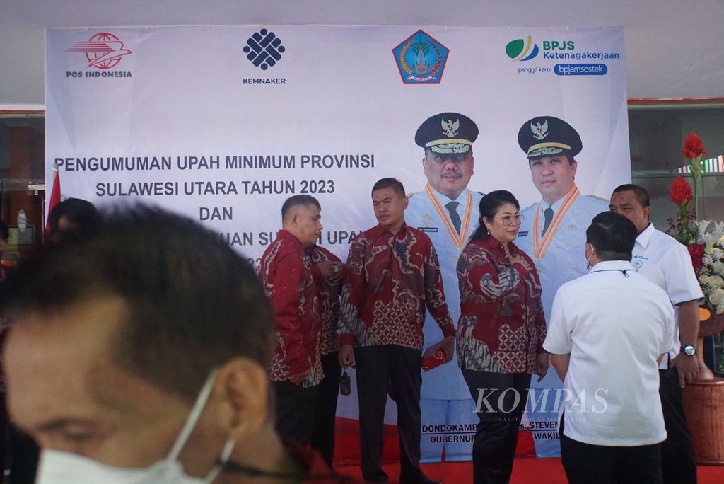 Kepala Dinas Ketenagakerjaan dan Transmigrasi Sulawesi Utara Erni Tumundo (ketiga dari kiri) berbincang dengan para anggota Dewan Pengupahan Provinsi Sulut setelah pengumuman upah minimum provinsi (UMP) di Manado, Senin (28/11/2022). UMP Sulut naik 5,24 persen dari Rp 3,31 juta menjadi Rp 3,48 juta.