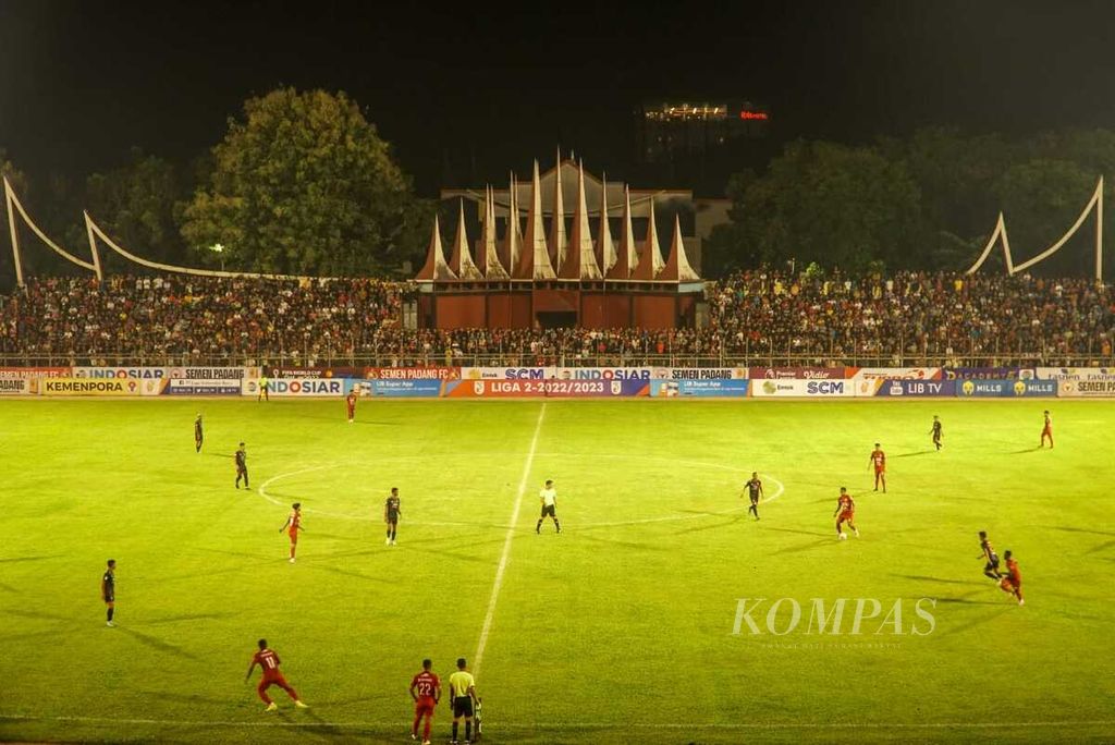 Suasana pertandingan Semen Padang FC melawan Persiraja Banda Aceh pada pekan ketiga Liga 2 Indonesia di Stadion Haji Agus Salim, Padang, Sumatera Barat, Jumat (16/9/2022) malam. Pada pertandingan ini Semen Padang FC menang 3-0.
