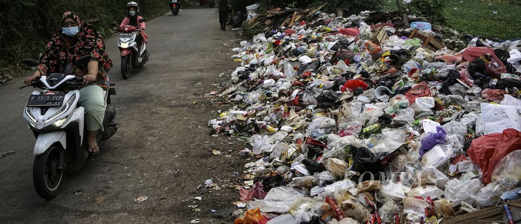 Kondisi tepian jalan yang dijadikan tempat pembuangan sampah sementara di Jalan Babakan Tengah, Dramaga, Kabupaten Bogor, Jawa Barat, Senin (21/2/2022).