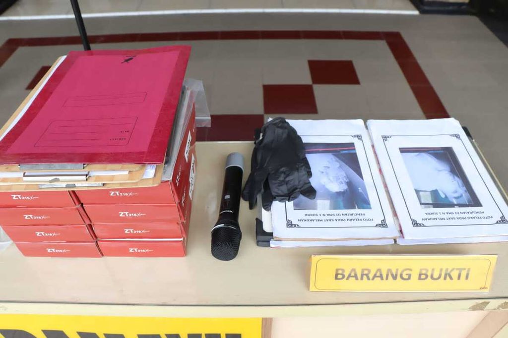 Polisi menunjukkan sejumlah barang bukti kasus pencurian buku dalam konferensi pers, Selasa (10/1/2023). Pencurian 12 ton buku itu telah merugikan sekolah hingga lebih dari Rp 846 juta. 