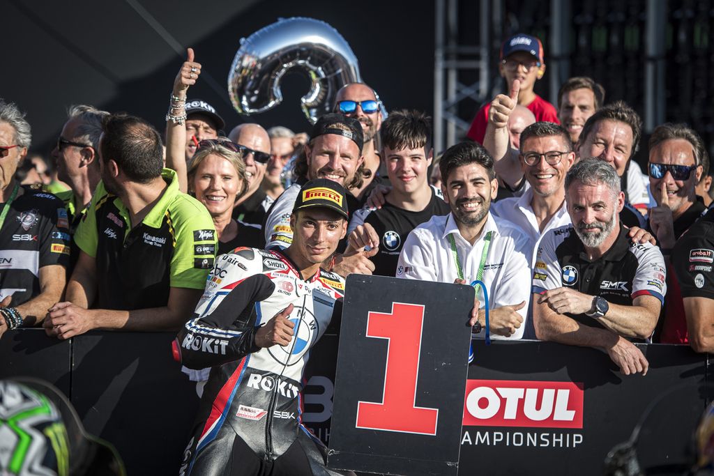 Toprak Razgatlioglu bersama tim Rokit BMW Motorrad WorldSBK merayakan kemenangan dalam balapan dua Superbike seri Portugal di Portimao, Minggu (11/8/2024). Pebalap tim Rokit BMW Motorrad WorldSBK itu kini memegang rekor 13 kemenangan beruntun. 