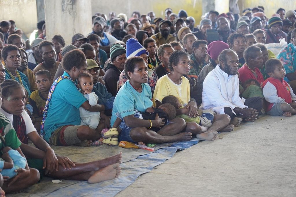 Warga dari Distrik Bibida yang mengungsi di Gereja Katolik Paroki Salib Suci, Kampung Madi, Distrik Paniai Timur, Kabupaten Paniai, Papua Tengah, Kamis (20/6/2024).