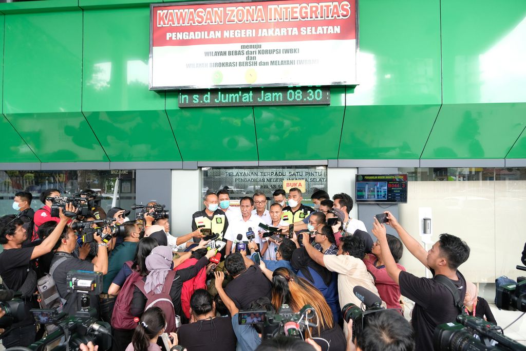 Suasana setelah penyerahan berkas perkara para tersangka terkait dengan kasus pembunuhan Brigadir Yoshua atau Brigadir J di Kompleks Pengadilan Negeri Jakarta Selatan, Senin (10/10/2022). 
