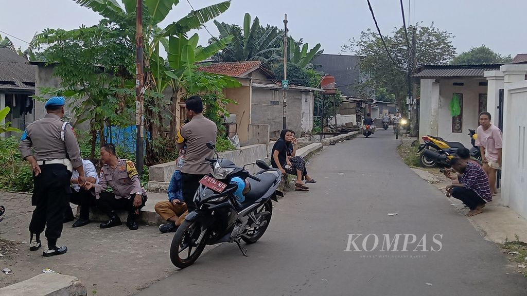 Polisi, warga, dan penghuni tempat indekos di RT 007 RW 002, Kampung Poncol, Kelurahan Babakan, Setu, Kota Tangerang Selatan, Senin (6/5/2024) sore, tampak berbaur.