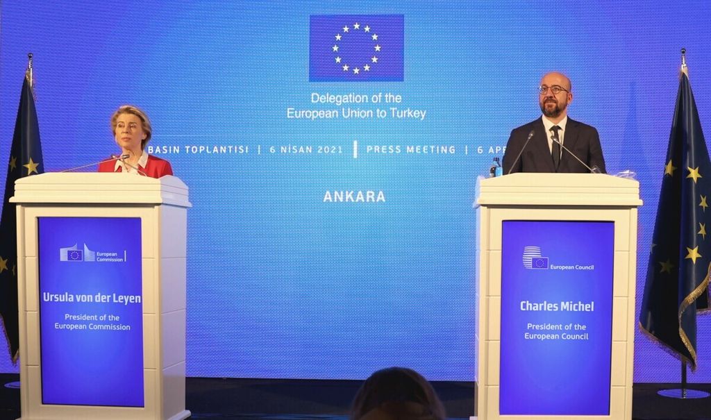 Presiden Komisi Eropa Ursula von der Leyen (kiri) dan Presiden Dewan Eropa Charles Michel (kanan) memaparkan hasil lawatan mereka ke Turki pada April 2021. Pada Selasa (22/2/2022), mereka mengumumkan UE akan menjatuhkan sanksi kepada Rusia. Sebab, tentara Rusia masuk Ukraina dengan kedok sebagai penjaga perdamaian. 