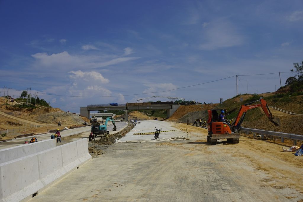 Suasana pengerjaan infrastruktur seksi V-a Jalan Tol Balikpapan-Samarinda, Kalimantan Timur, Jumat (25/10/2019). 