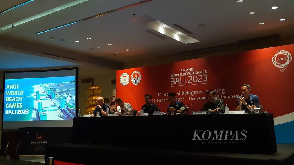 Bali menjadi tuan rumah Pesta Olahraga Pantai Dunia (World Beach Games) 2023. Ketua Komite Olimpiade Indonesia Raja Sapta Oktohari (ketiga dari kanan) dalam konferensi pers persiapan World Beach Games 2023 di Kuta, Badung, Bali, Minggu (25/9/2022).
