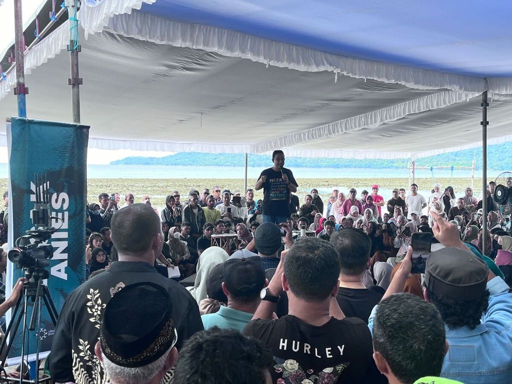 Presidential candidate number 1, Anies Rasyid Baswedan, campaigned at Bebi Indah Beach, Central Maluku, Maluku, on Monday (15/1/2024).