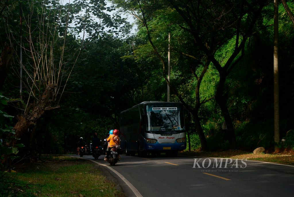 Bus melintasi salah satu jalur menanjak di kawasan Alas Roban, Kecamatan Gringsring, Kabupaten Batang, Jawa Tengah, Selasa (26/4/2022). Beberapa tahun lalu jalur tersebut sebagai akses utama bagi pemudik sebelum adanya jalan tol. 