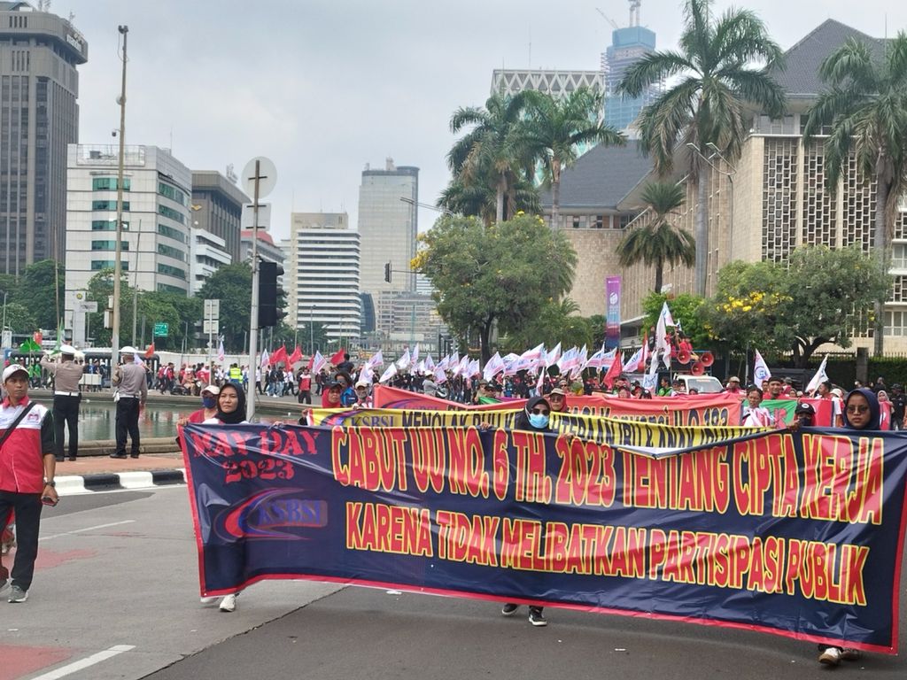 Para buruh berkumpul dan berorasi dalam rangka peringatan Hari Buruh Sedunia di kawasan bundaran air mancur Tamhrin, Jakarta, Senin (1/5/2023).