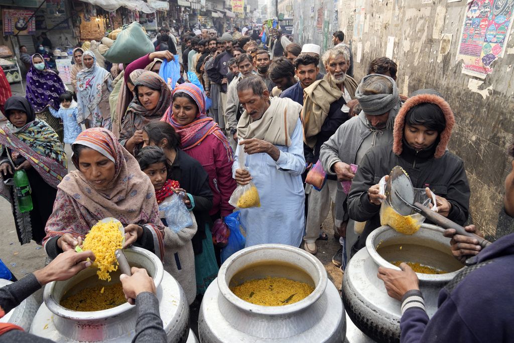 Ratusan warga miskin Pakistan mengantre untuk mendapat jatah makanan di depan kompleks Masjid Data Darbar, Lahore, Pakistan, Sabtu (10/2/2024). 
